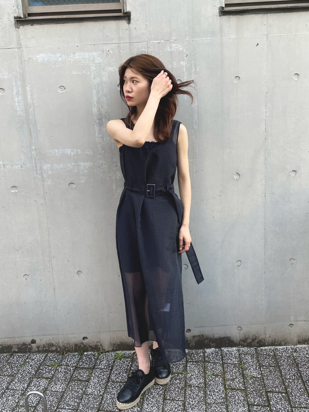 「AXchanger、AXchange、AXCatStreet、catstreet、キャットストリート、アルマーニエクスチェンジ、パーカーコーデ、ベストコーデ、ワンピース、大人ワンピ、キレイめワンピ、春コーデ、レイヤードスタイル」｜「ARMANI EXCHANGEの【A|X アルマーニ エクスチェンジ】2トーンICON ジップアップスウェットパーカ（パーカー、ブラック系）」を使った、Misakeyさん（レディース・159cm）の春コーディネートの2枚目の写真