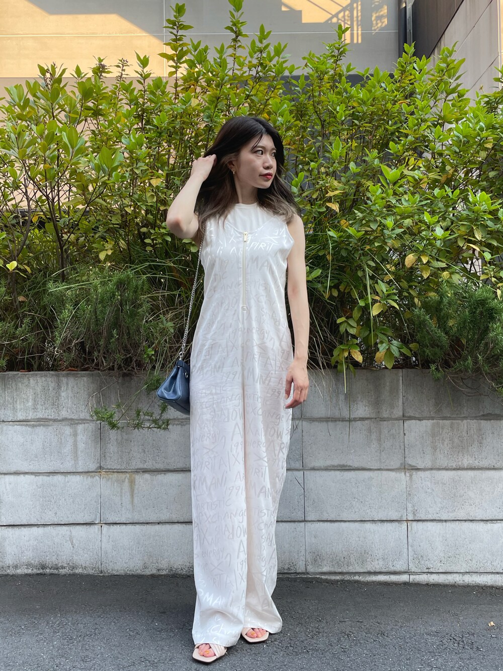 「アルマーニエクスチェンジ、AXchanger、AXchange、AXCatStreet、楽チンコーデ、パンツスタイル、オトナ女子、キレイめ、秋のコーデ、サンダル、大人コーデ、オールインワン」｜「ARMANI EXCHANGEの【A|X アルマーニ エクスチェンジ】メッセージデザイン　ジャンプスーツ（サロペット/オーバーオール、ホワイト系）」を使った、Misakeyさん（レディース・159cm）の夏コーディネートの2枚目の写真