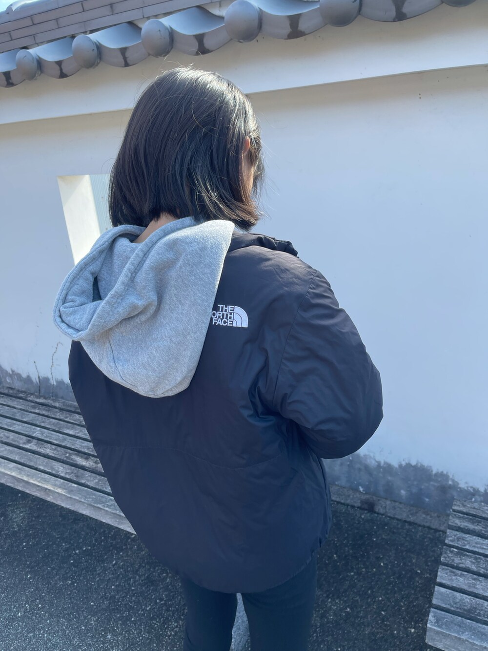 その他のパーカー、ブラック系のダウンジャケット/コート、ブラック系のチノパンツを着用したキッズの冬コーディネートの3枚目の写真