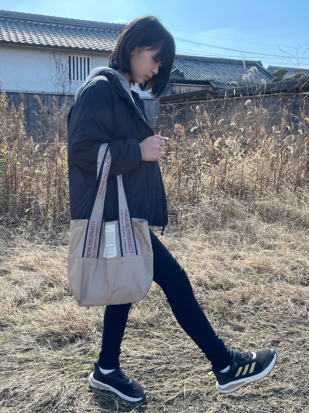 その他のパーカー、ブラック系のダウンジャケット/コート、ブラック系のチノパンツを着用したキッズの冬コーディネートの4枚目の写真