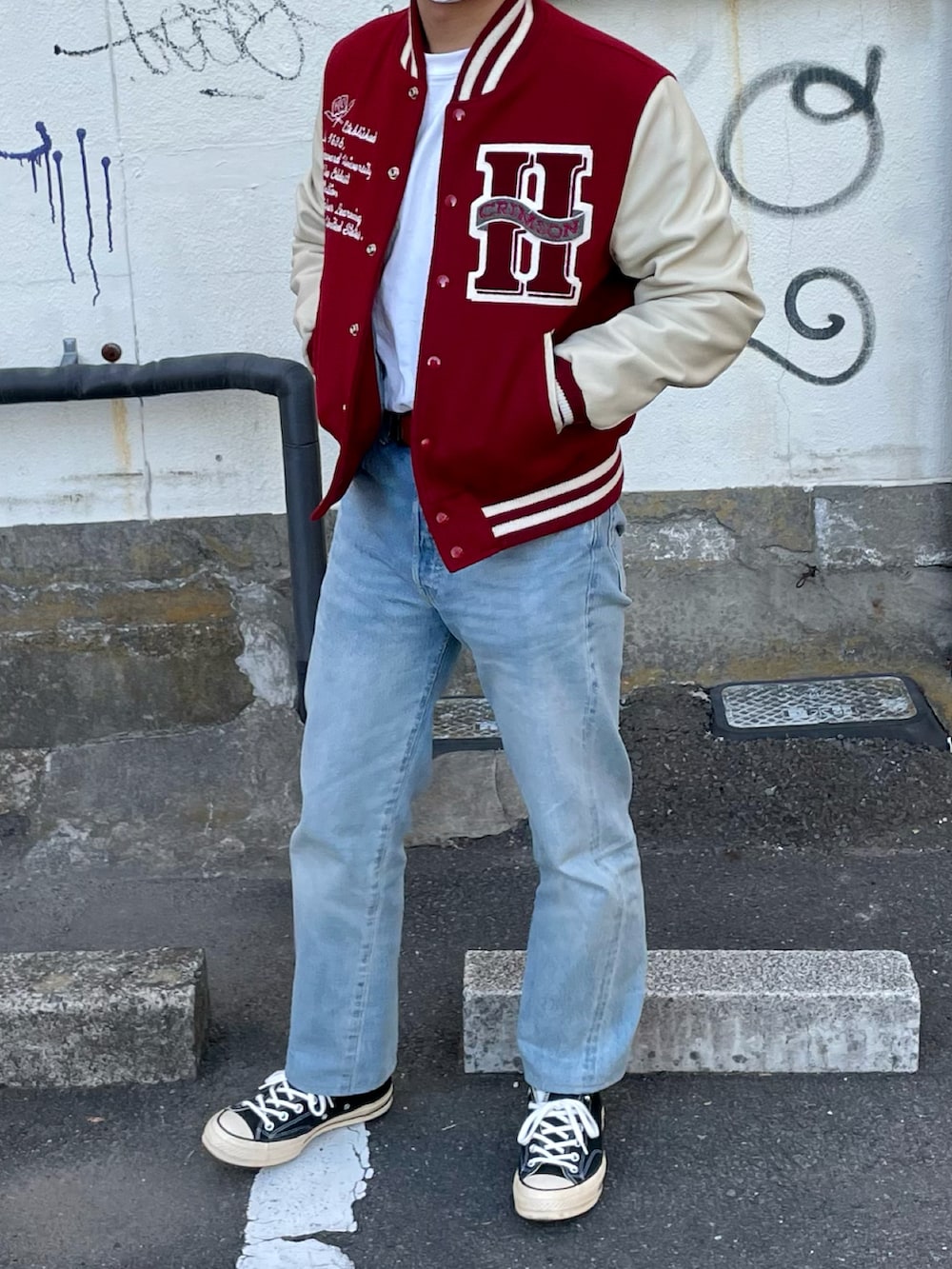 「クリスマスに着たい服、スタジャン、デニムパンツ、ホワイトコーデ、ct70、コンバース、リーバイス501、80s、レトロ、アメカジ、アメカジコーデ、ストレンジャーシングス」｜「CONVERSEのCONVERSE コンバース オール スター ジャパン オックス / ALL STAR J OX (BLACK) 32167431（スニーカー、ブラック系）」を使った、きむら/ファッションブログさん（メンズ・169cm）の冬コーディネートの2枚目の写真