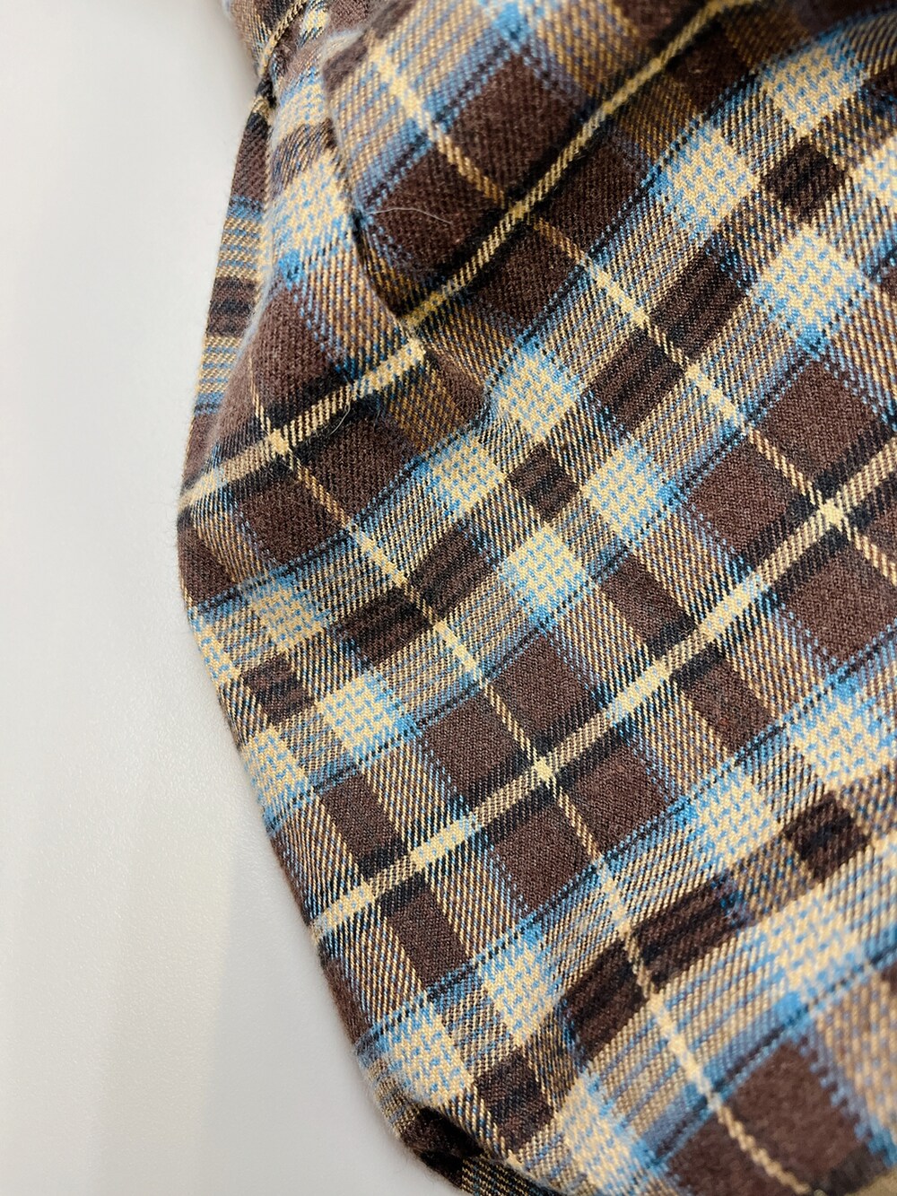 ブラウン系のトップス、ブルー系のパンツを着用したレディースの冬コーディネートの3枚目の写真