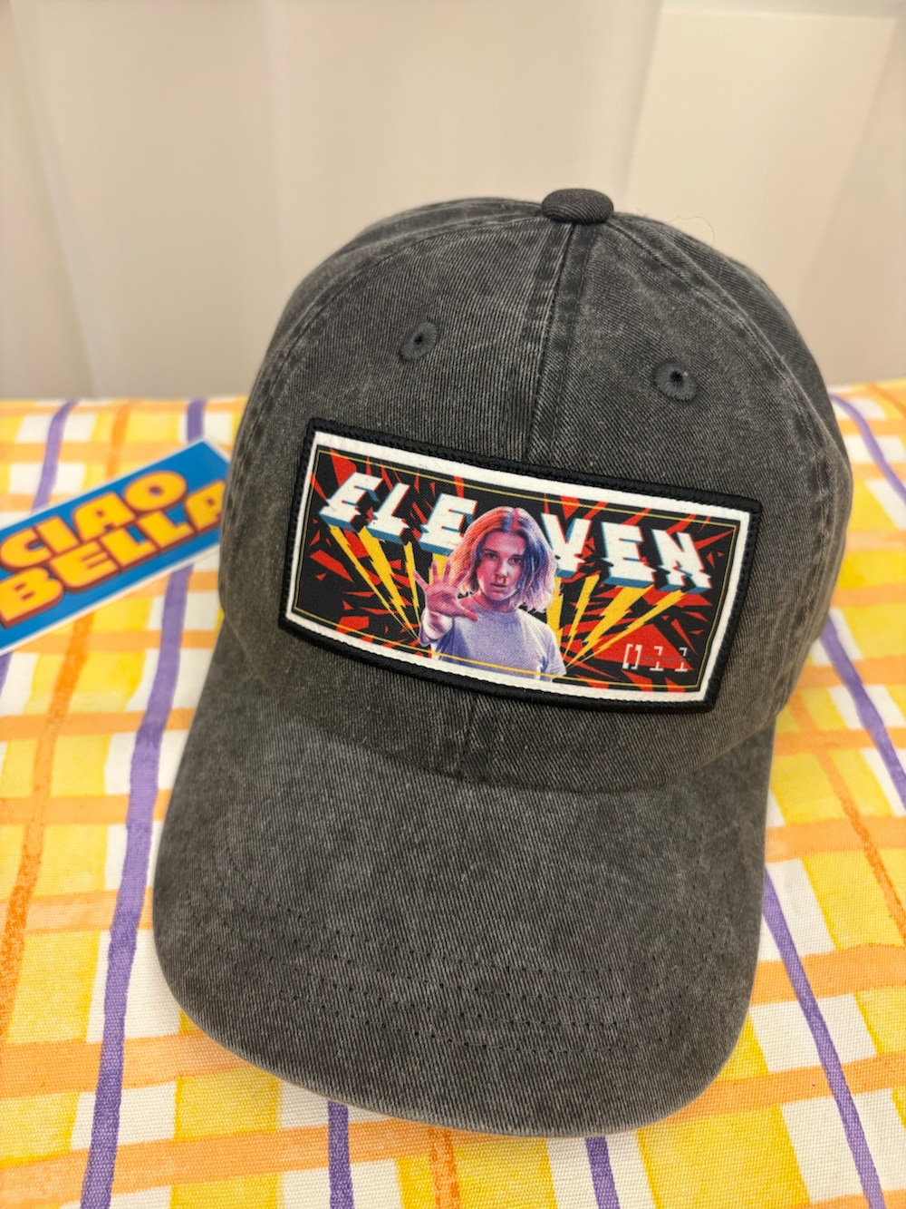 ブラック系のシューズ、グレー系のファッション雑貨を着用したレディースの秋コーディネートの2枚目の写真