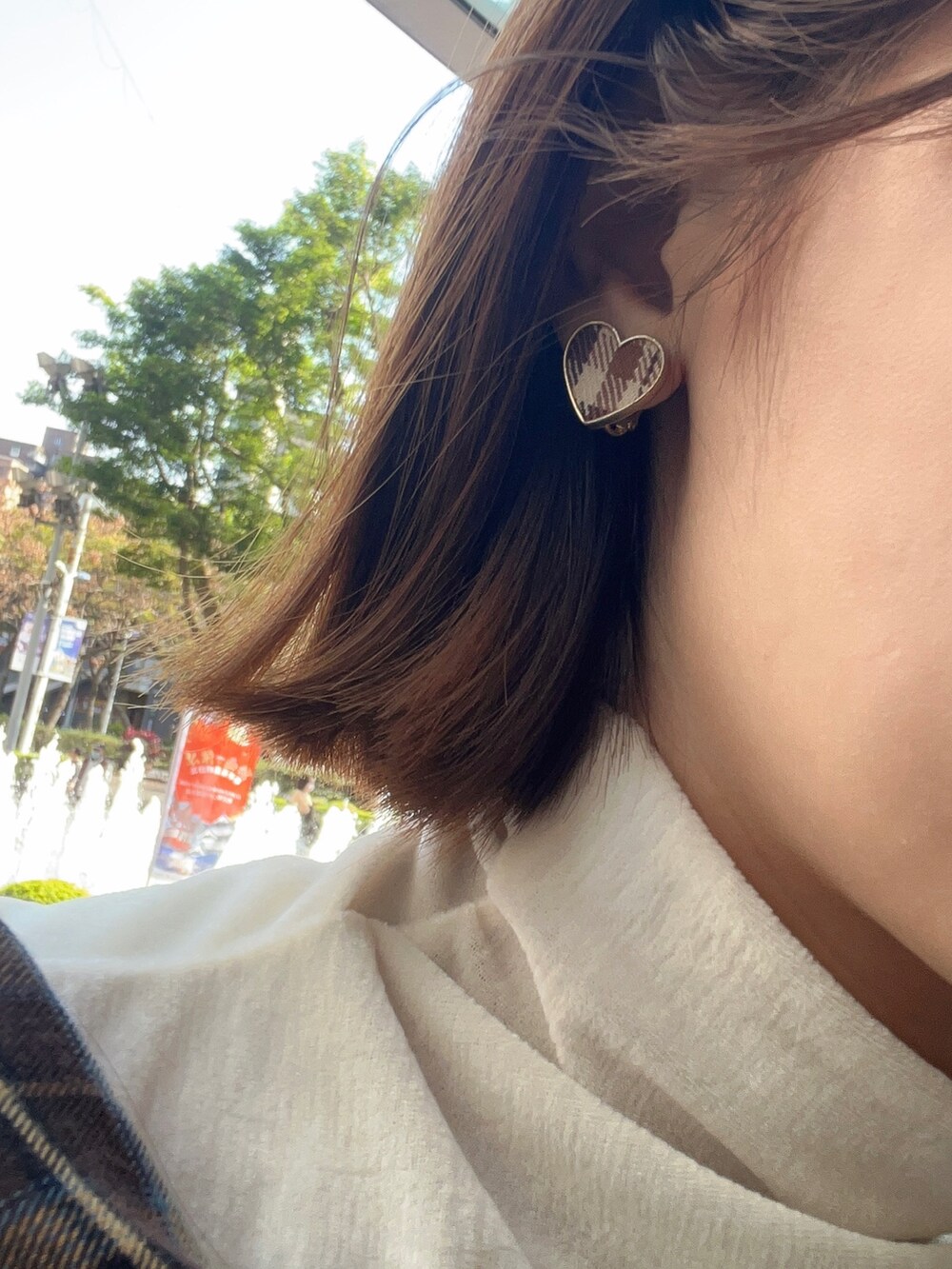 ブラウン系のトップス、ブルー系のパンツを着用したレディースの冬コーディネートの2枚目の写真