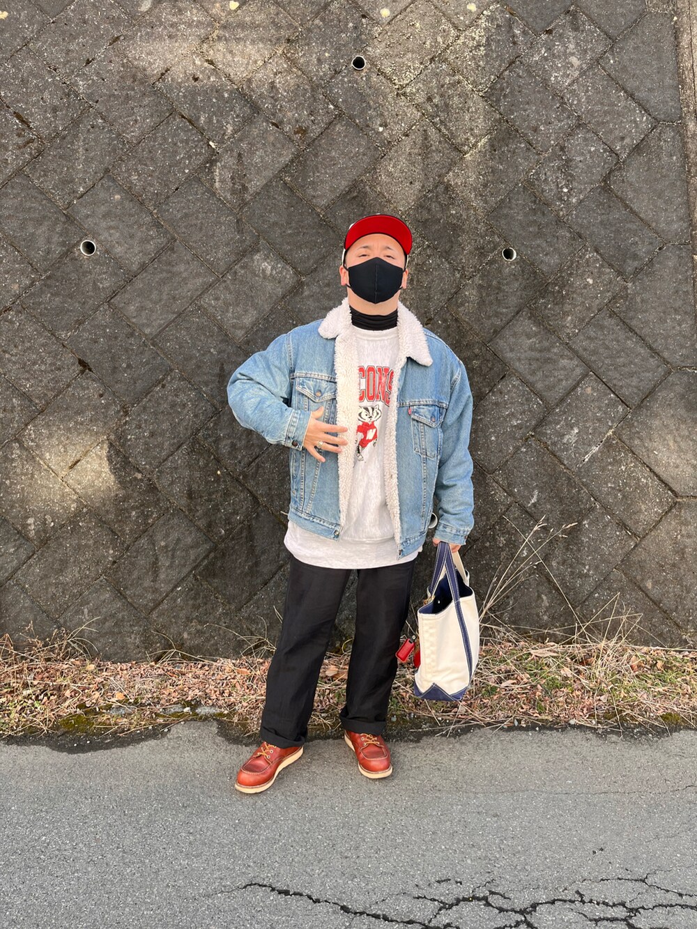 ブルー系のトートバッグ、ブルー系のデニムジャケット、グレー系のスウェットを着用したメンズの冬コーディネートの3枚目の写真