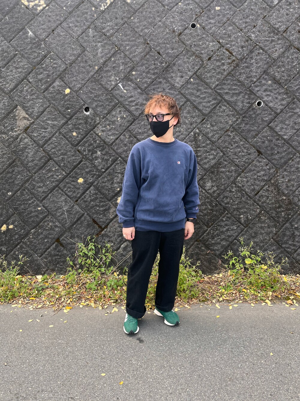 ブルー系のスウェット、ブラック系のデニムパンツ、グリーン系のスニーカーを着用したメンズの秋コーディネートの4枚目の写真