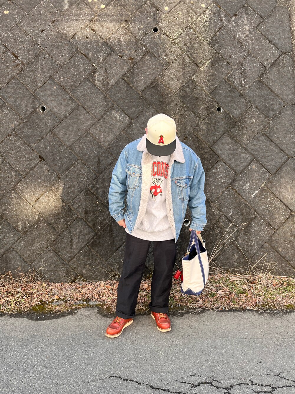 ブルー系のトートバッグ、ブルー系のデニムジャケット、グレー系のスウェットを着用したメンズの冬コーディネートの2枚目の写真