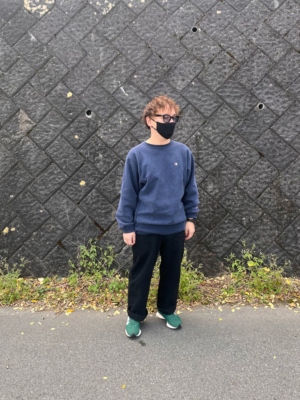 ブルー系のスウェット、ブラック系のデニムパンツ、グリーン系のスニーカーを着用したメンズの秋コーディネートの3枚目の写真