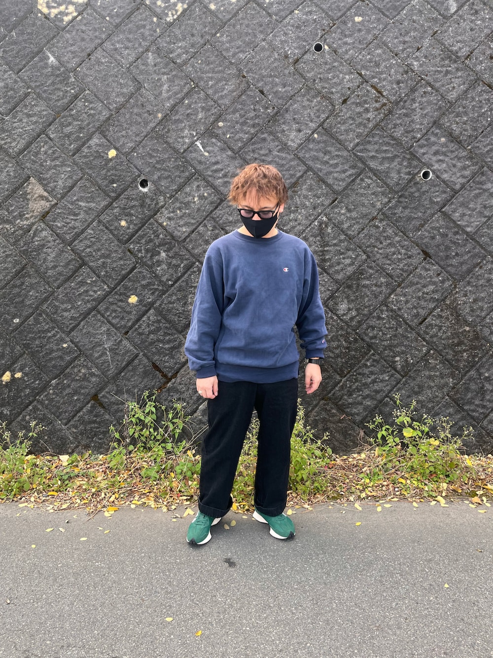 ブルー系のスウェット、ブラック系のデニムパンツ、グリーン系のスニーカーを着用したメンズの秋コーディネートの2枚目の写真