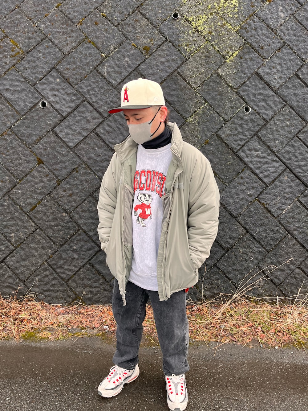 「メンズファッション、冬コーデ、お洒落さんとつながりたい、スニーカーコーデ、ファッションを楽しもう、ミリタリー、アメカジ、リバースウィーブ、levi’s、NEW ERA、エアマックス95、ECWCS、ハッピージャケット、エンゼルス、ワイドデニム」｜「NEW ERAのアイテム（キャップ、ホワイト系）」を使った、peimax2525さん（メンズ・165cm）の冬コーディネートの2枚目の写真