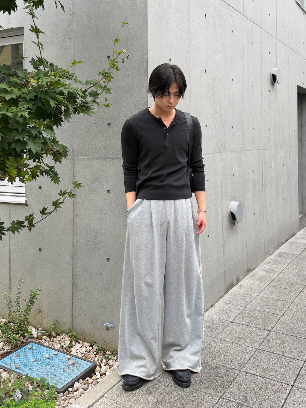 ブラック系のショルダーバッグ、ブラック系のタンクトップ、ブラック系のTシャツ/カットソーを着用したメンズの秋コーディネートの3枚目の写真