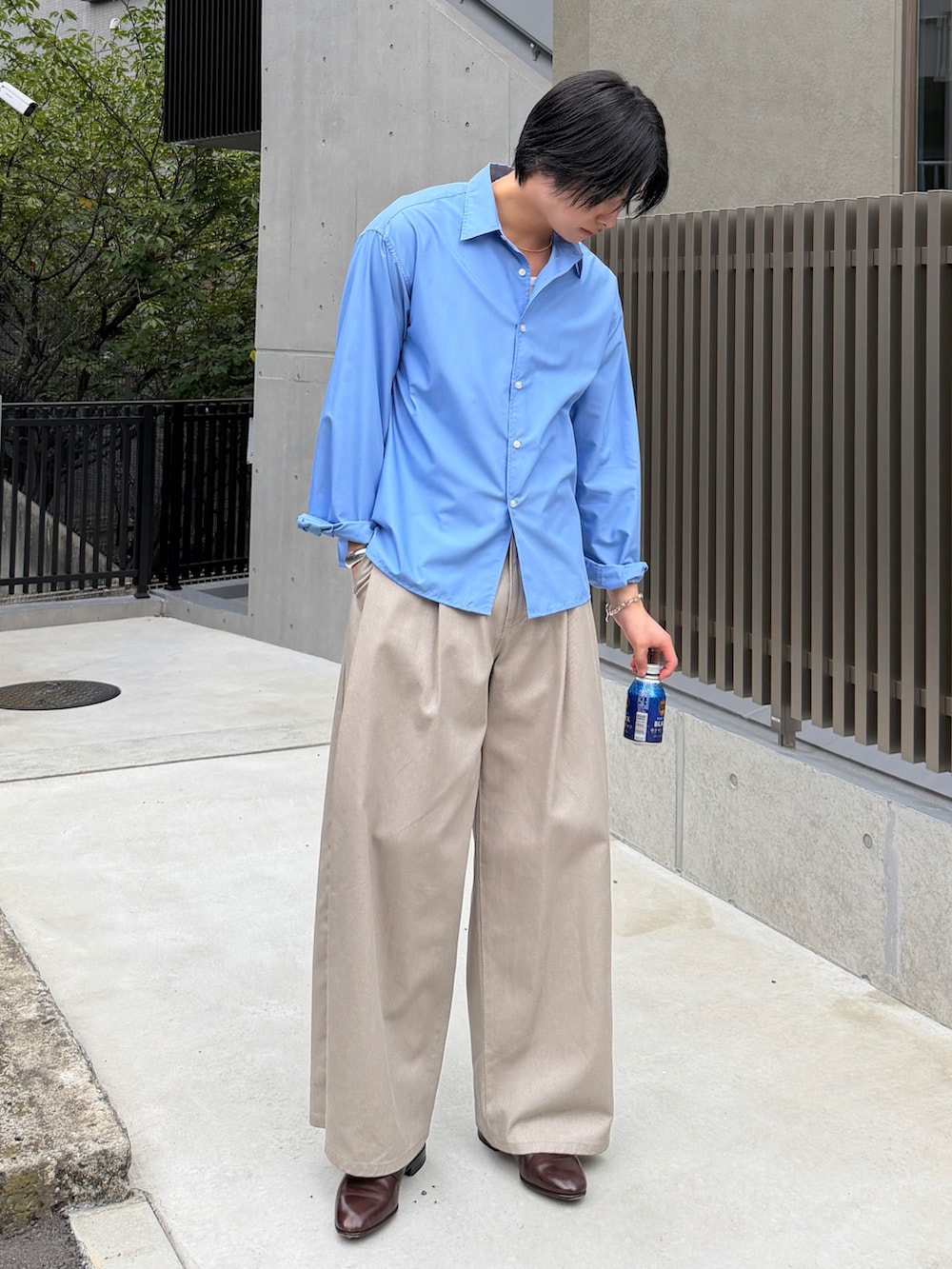 ブルー系のシャツ/ブラウス、ホワイト系のタンクトップ、ベージュ系のデニムパンツを着用したメンズの秋コーディネートの3枚目の写真