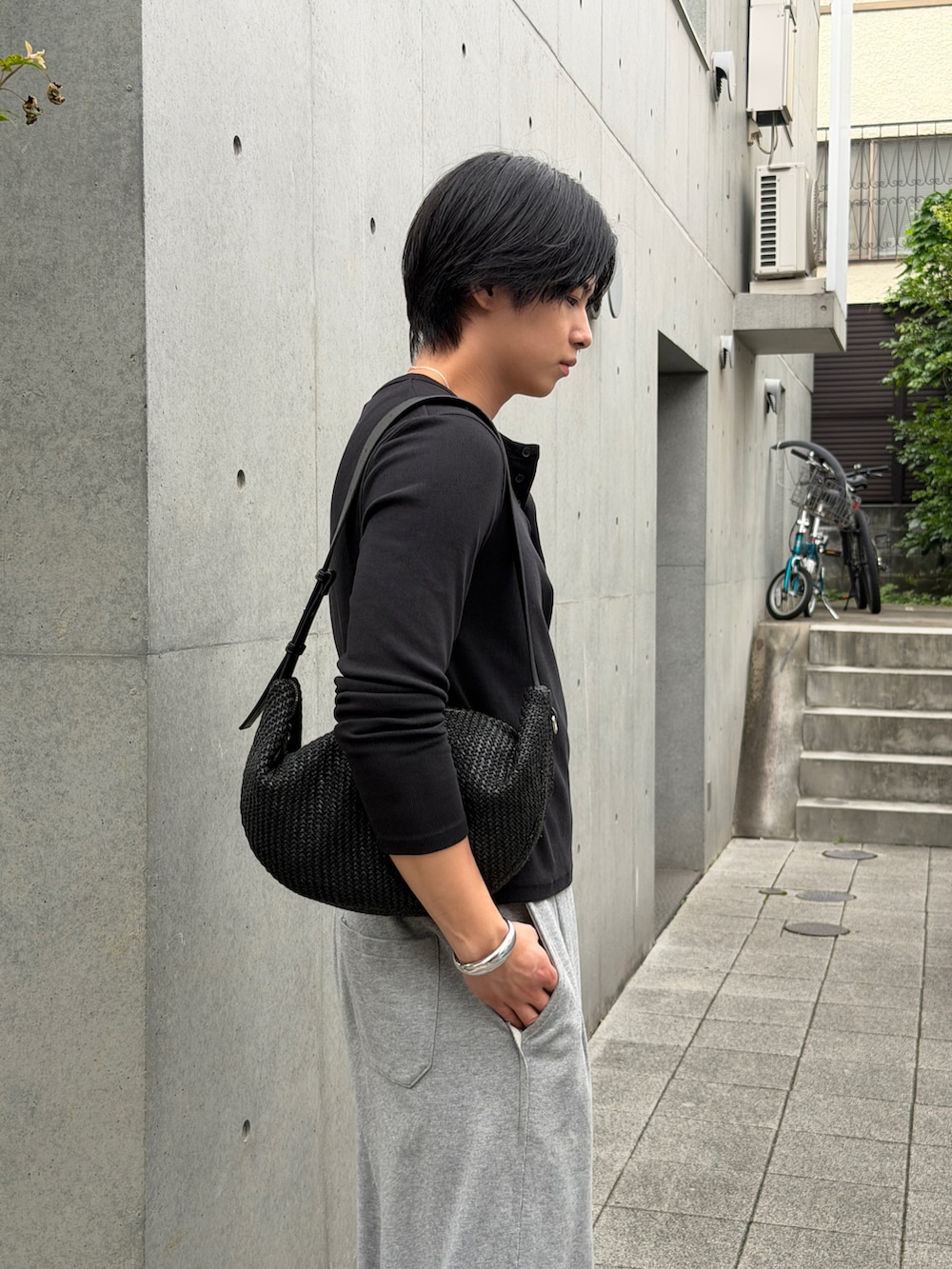 ブラック系のショルダーバッグ、ブラック系のタンクトップ、ブラック系のTシャツ/カットソーを着用したメンズの秋コーディネートの2枚目の写真