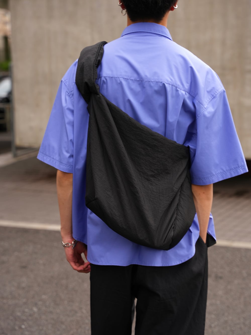 ブルー系のシャツ/ブラウス、ブラック系のカーゴパンツ、ブラック系のショルダーバッグを着用したメンズの夏コーディネートの2枚目の写真