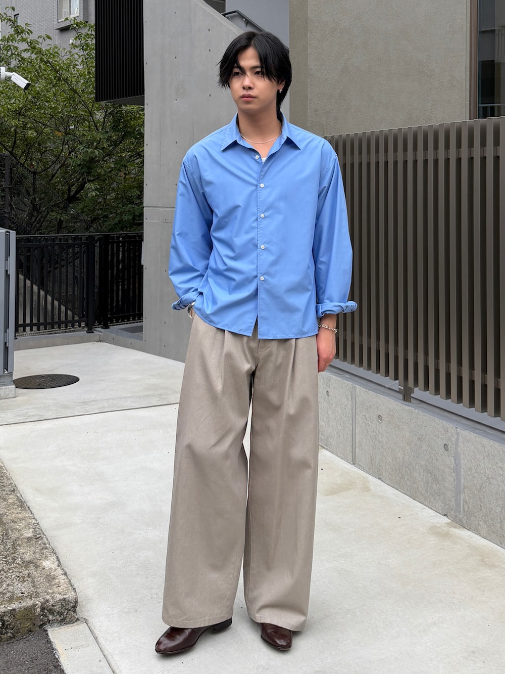ブルー系のシャツ/ブラウス、ホワイト系のタンクトップ、ベージュ系のデニムパンツを着用したメンズの秋コーディネートの2枚目の写真