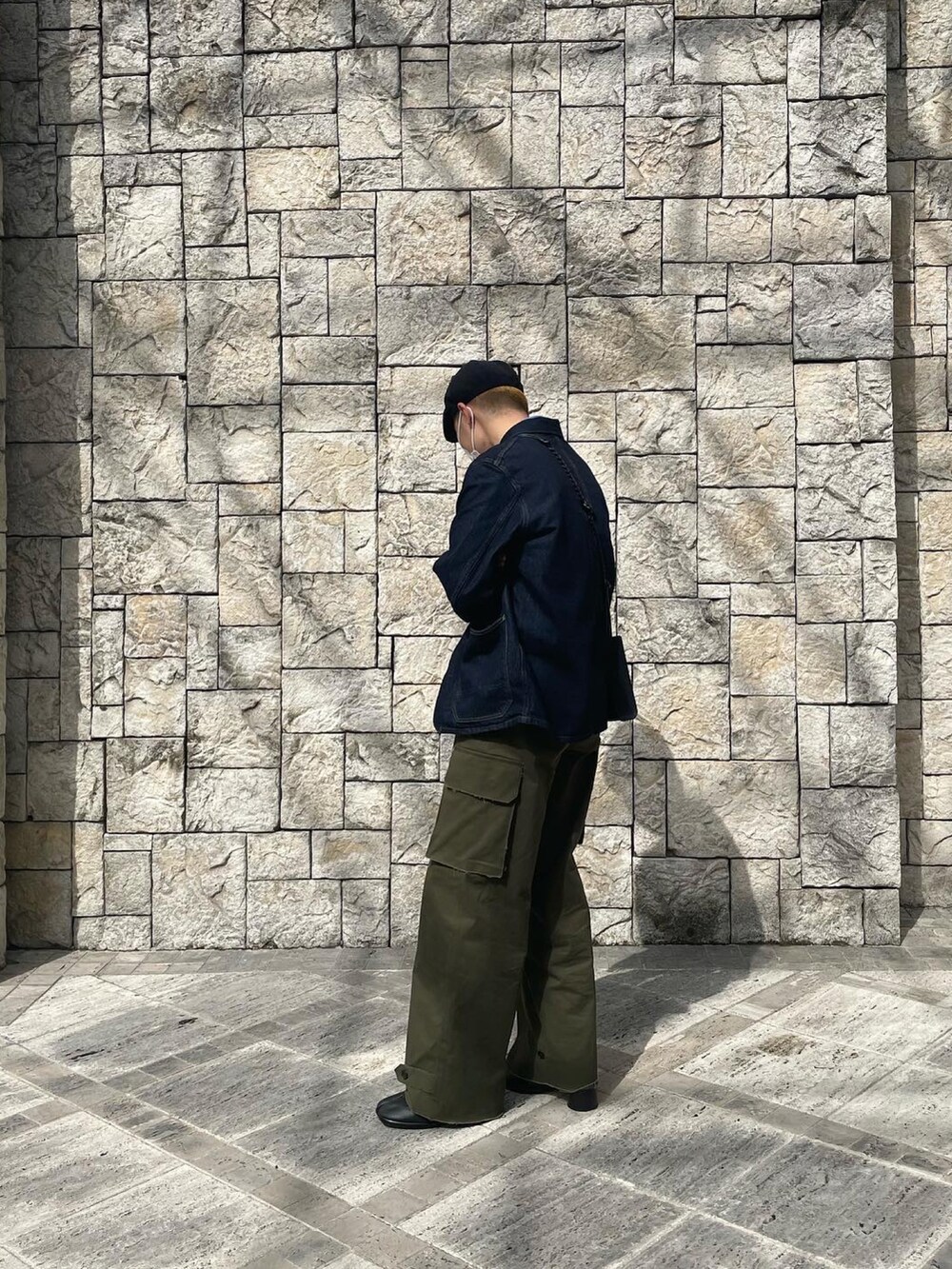 ブラック系のシューズ、グリーン系のカーゴパンツ、ブルー系のデニムジャケットを着用したメンズの春コーディネートの3枚目の写真