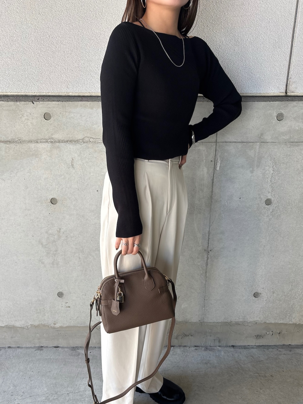 ベージュ系のショルダーバッグを着用したレディースの春コーディネートの3枚目の写真