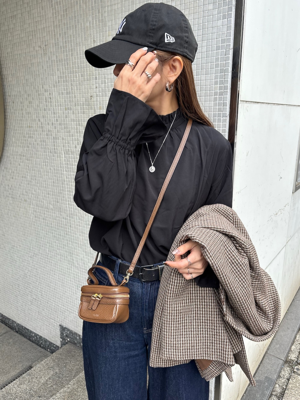 ブラック系のシャツ/ブラウスを着用したレディースの春コーディネートの5枚目の写真