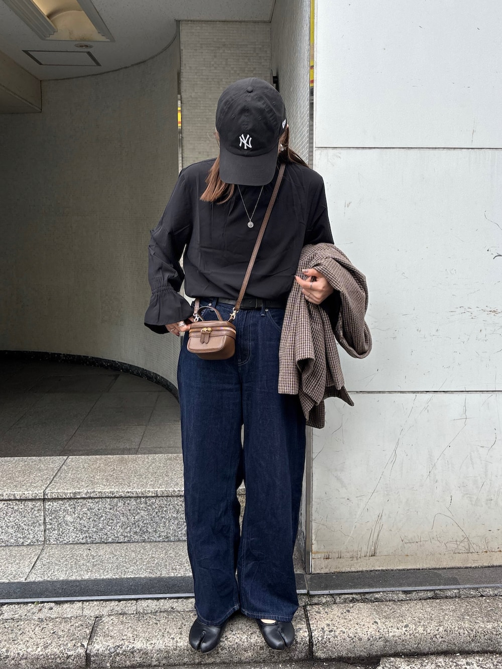 ブラック系のシャツ/ブラウスを着用したレディースの春コーディネートの2枚目の写真