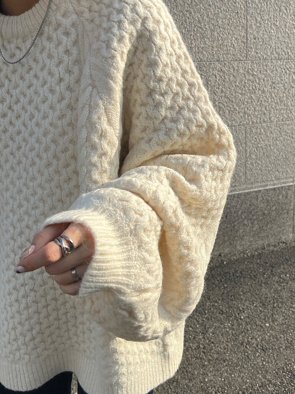 ブルー系のデニムパンツ、ブラック系のローファー、ブラック系のハンドバッグを着用したレディースの冬コーディネートの3枚目の写真