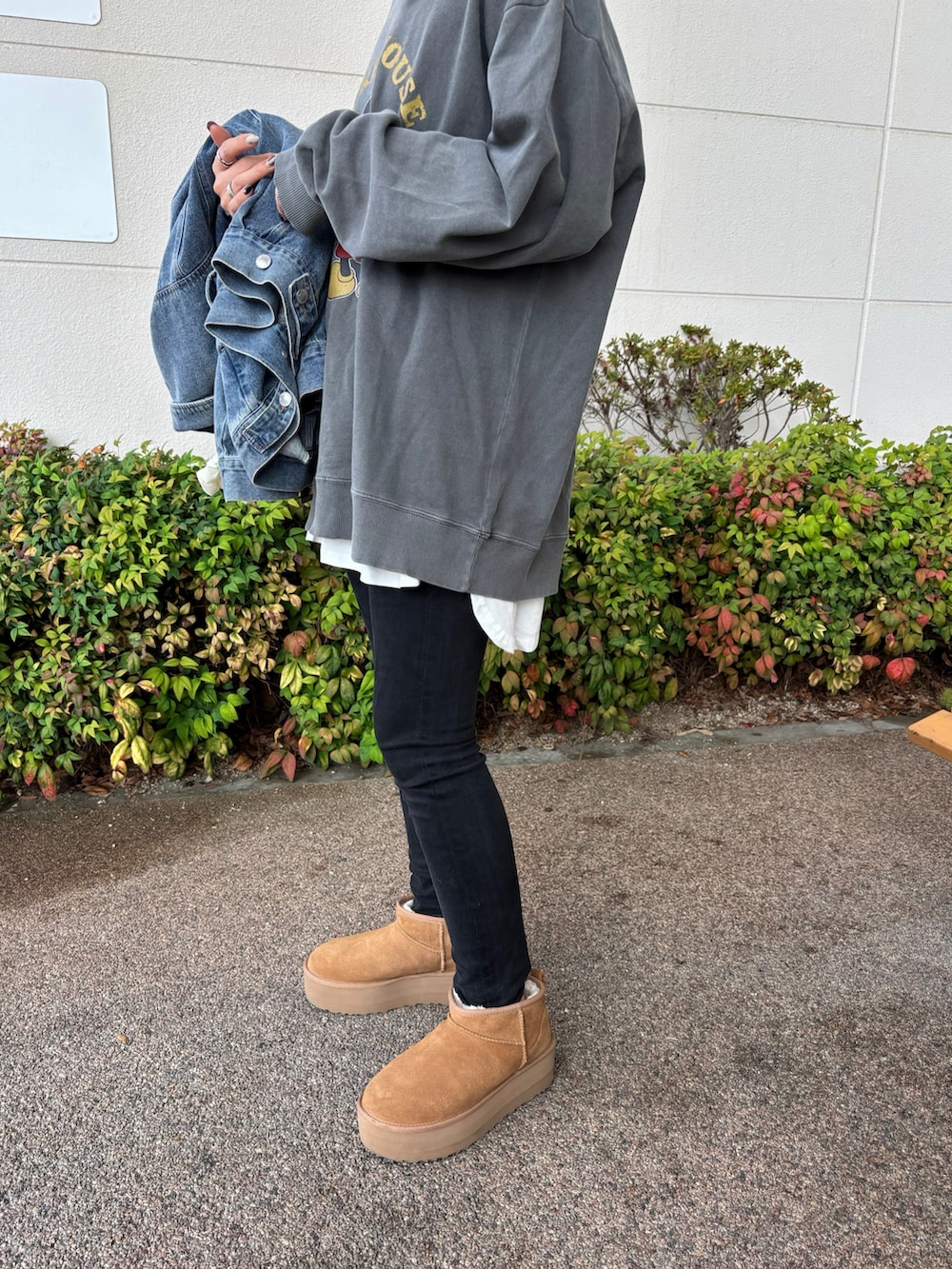 ホワイト系のTシャツ/カットソーを着用したレディースの秋コーディネートの4枚目の写真