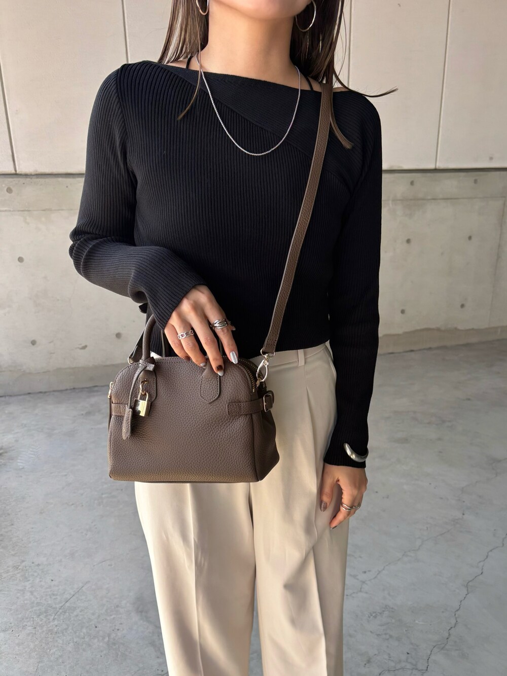 ベージュ系のショルダーバッグを着用したレディースの春コーディネートの4枚目の写真