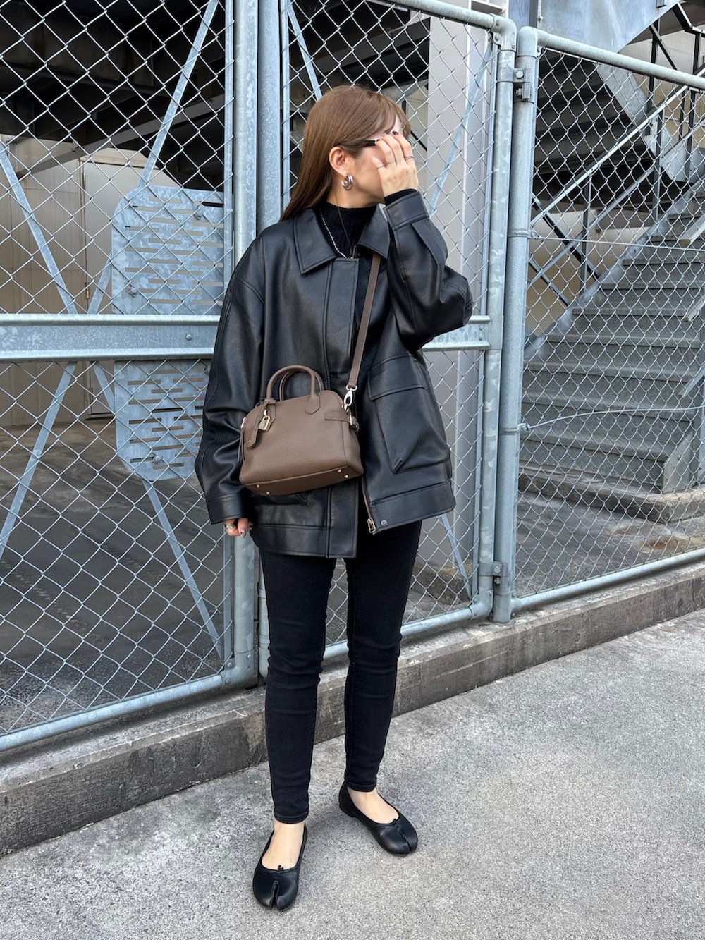 ベージュ系のショルダーバッグを着用したレディースの春コーディネートの2枚目の写真