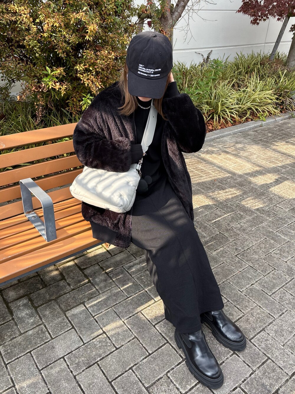 ブラック系のブルゾンを着用したレディースの冬コーディネートの2枚目の写真