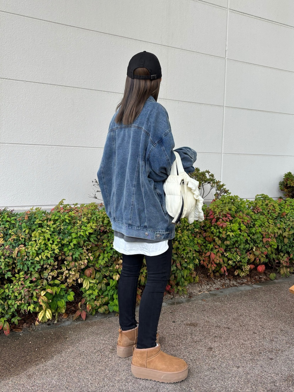 ホワイト系のTシャツ/カットソーを着用したレディースの秋コーディネートの3枚目の写真