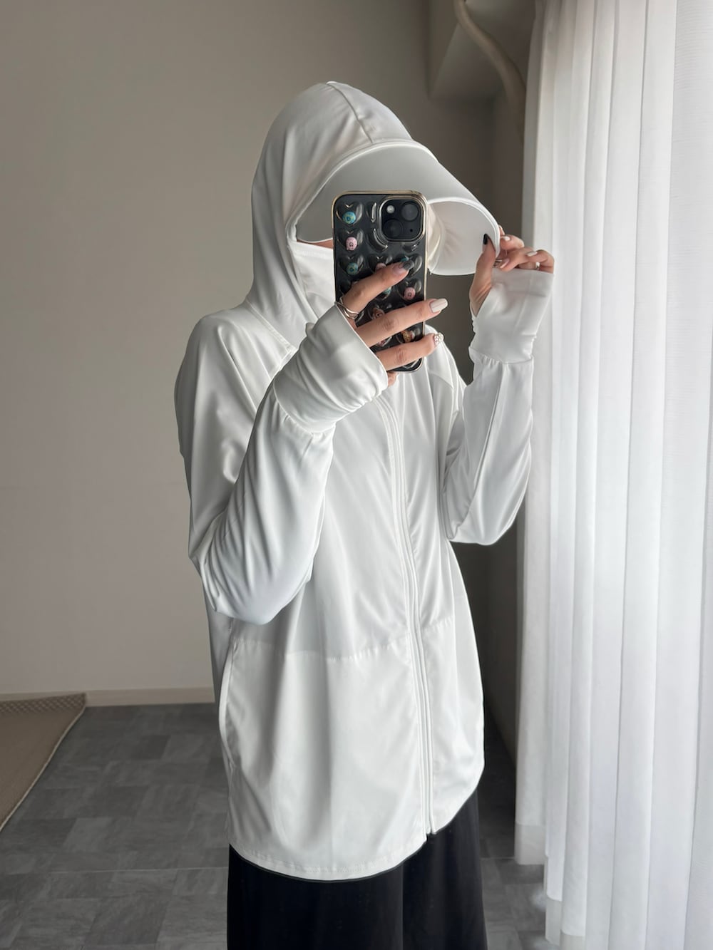 ホワイト系のパーカーを着用したレディースの春コーディネートの3枚目の写真