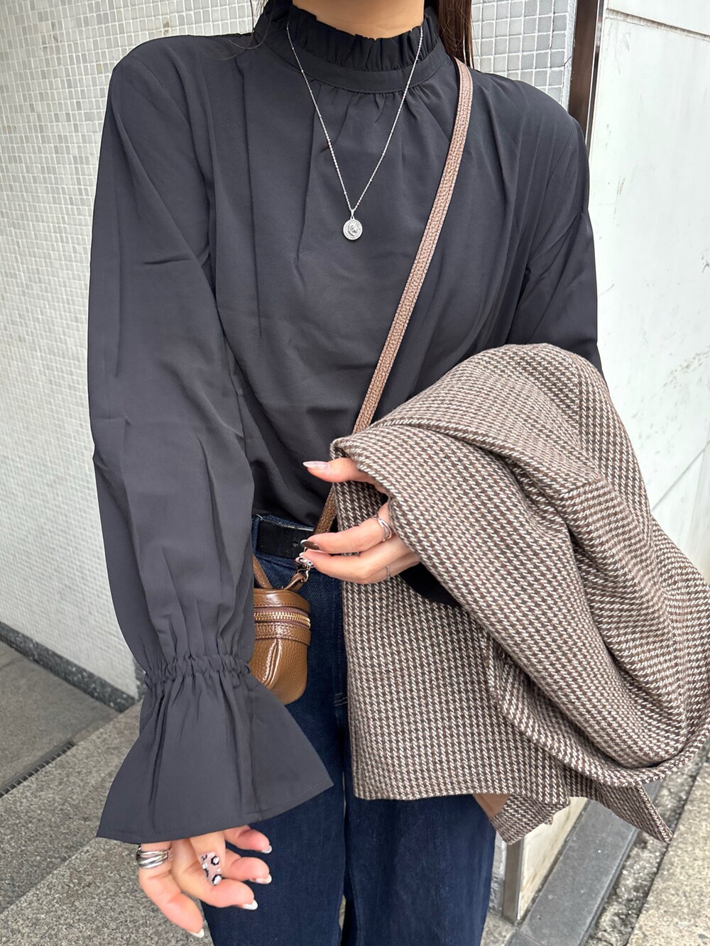 ブラック系のシャツ/ブラウスを着用したレディースの春コーディネートの3枚目の写真