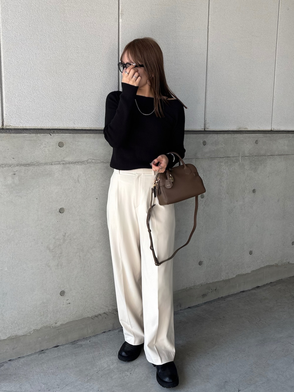 ベージュ系のショルダーバッグを着用したレディースの春コーディネートの5枚目の写真