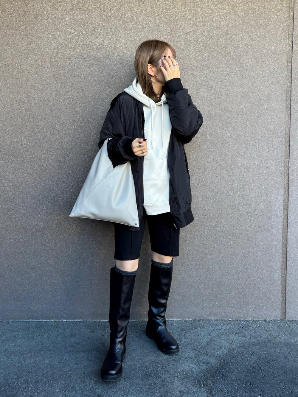 ブラック系のブルゾンを着用したレディースの冬コーディネートの4枚目の写真