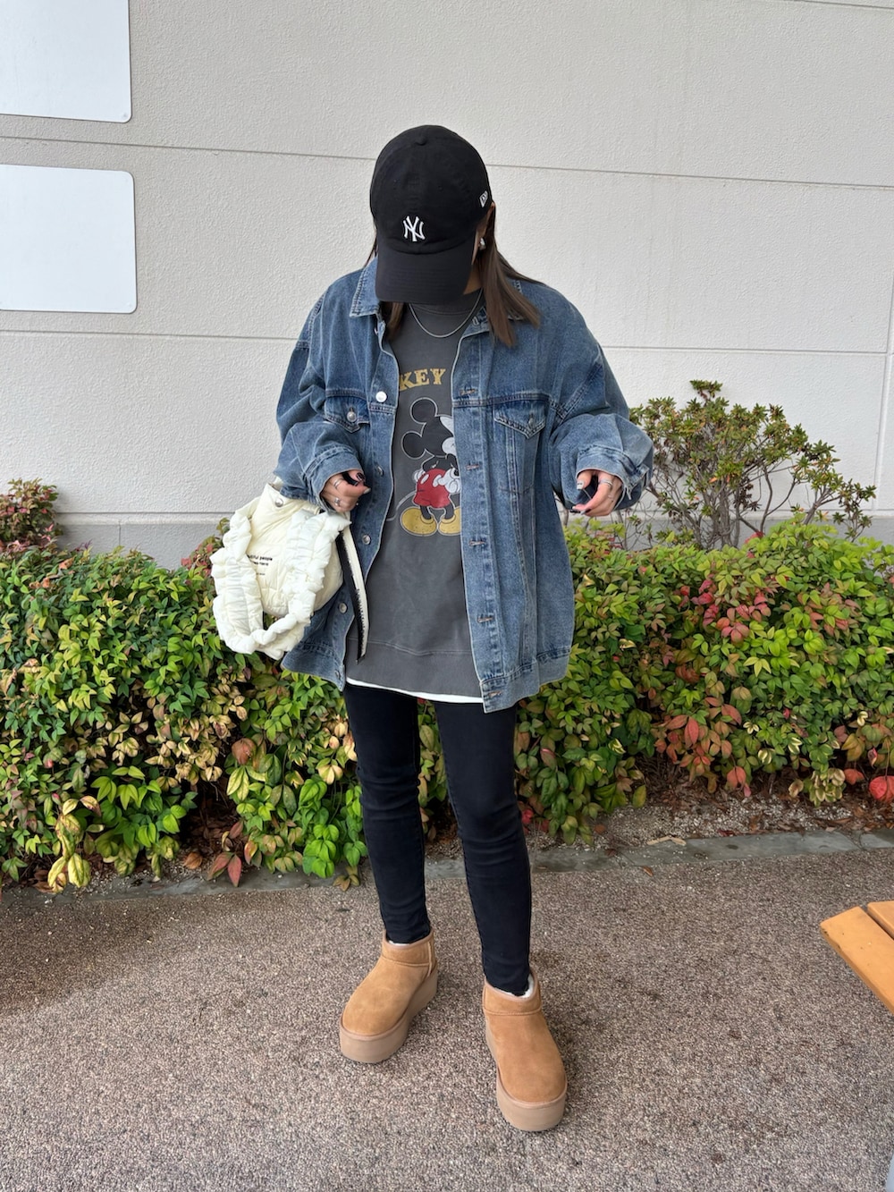 ホワイト系のTシャツ/カットソーを着用したレディースの秋コーディネートの5枚目の写真