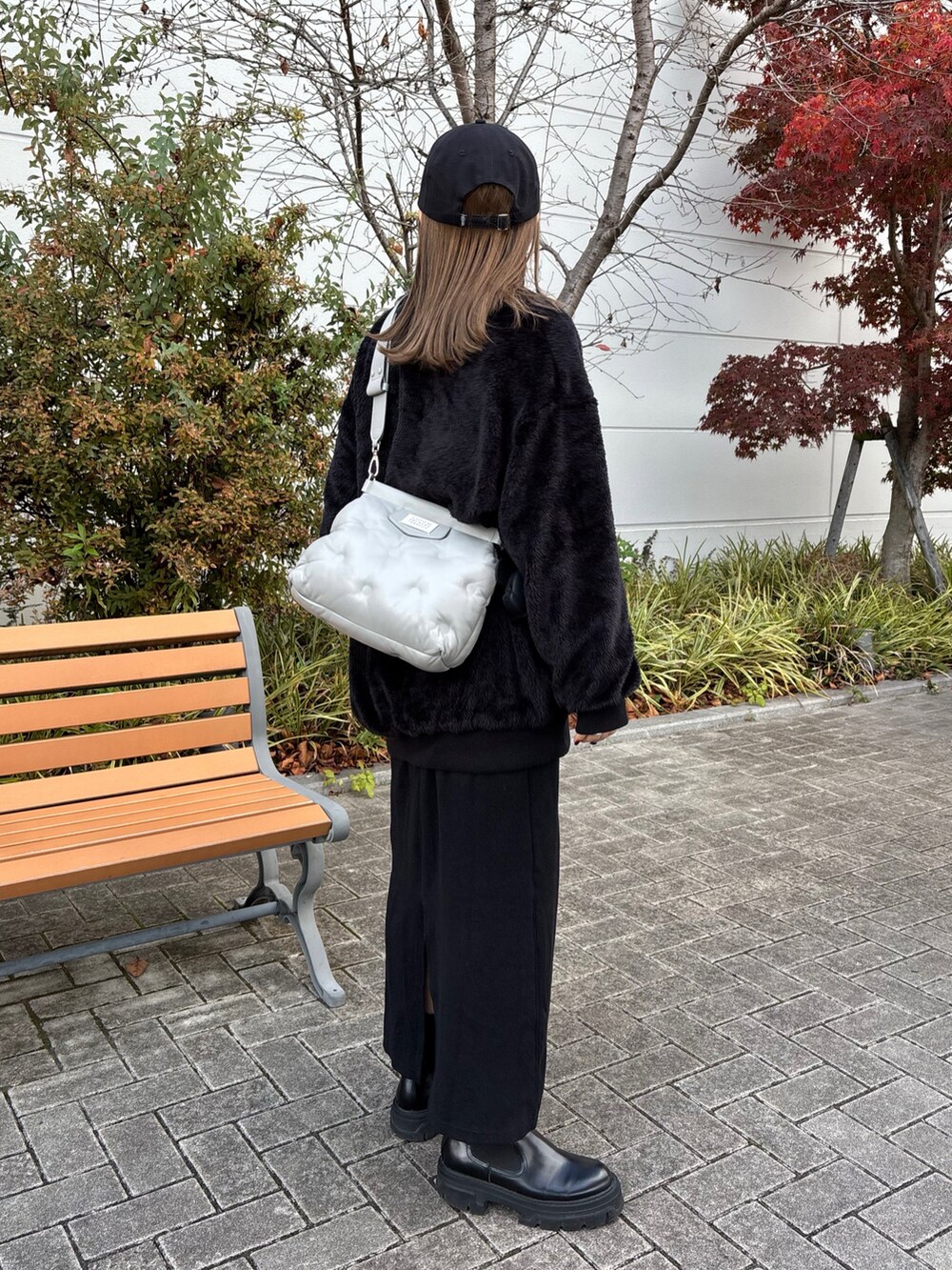 ブラック系のブルゾンを着用したレディースの冬コーディネートの3枚目の写真