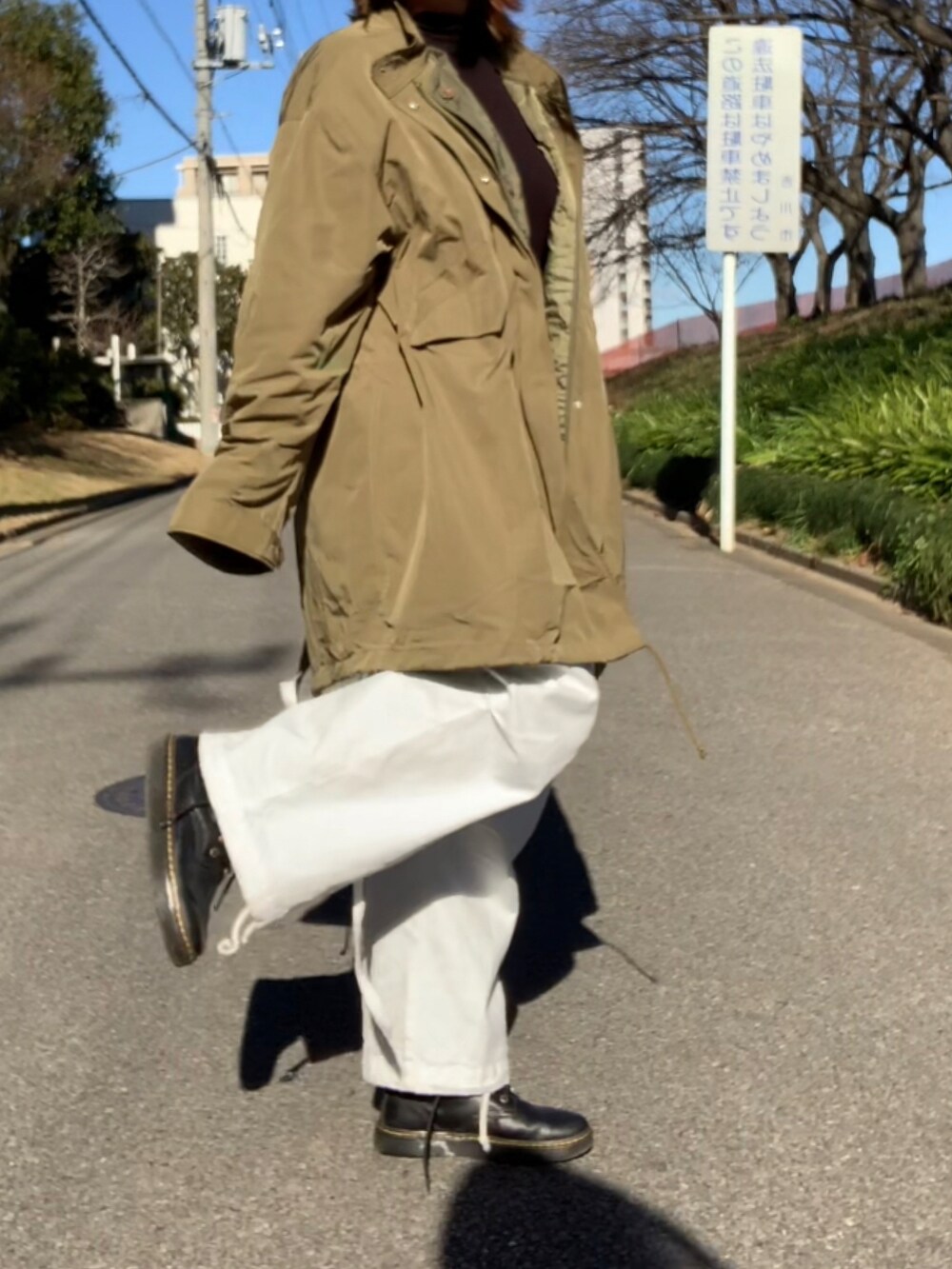 ブラック系のトップス、ホワイト系のカーゴパンツ、ブラック系のブーツを着用したレディースの冬コーディネートの2枚目の写真