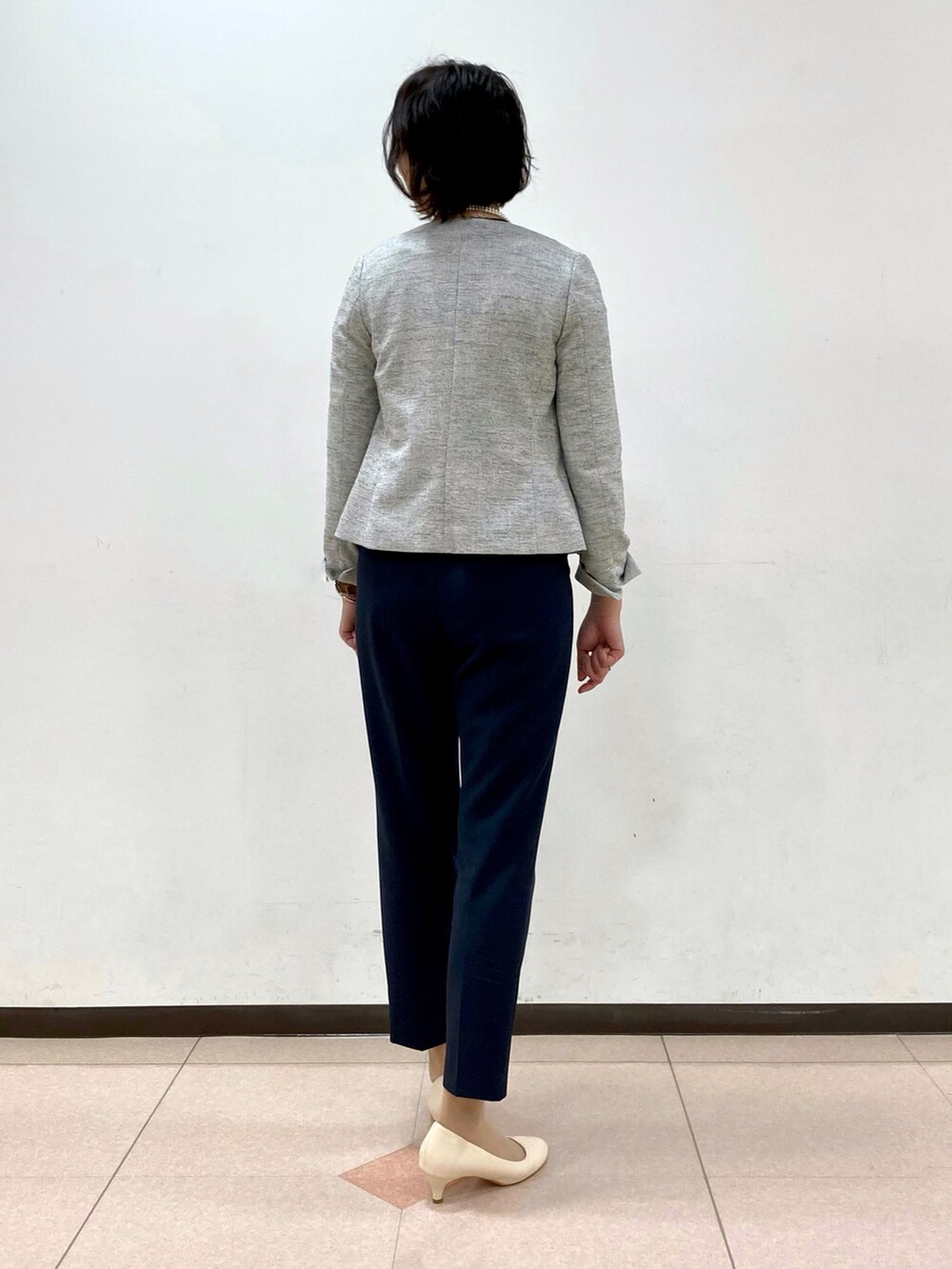 ブルー系のシャツ/ブラウス、ブルー系のその他パンツ、ブラック系のノーカラージャケットを着用したレディースの冬コーディネートの3枚目の写真