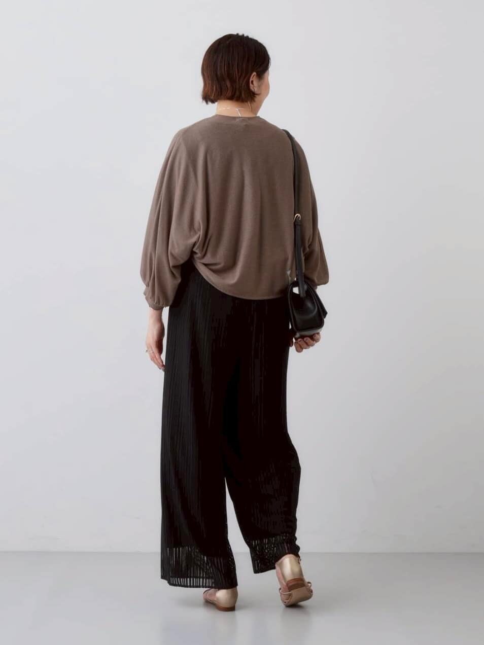 ブラウン系のカーディガン/ボレロ、ブラック系のシャツ/ブラウス、ブラック系のその他パンツを着用したレディースの秋コーディネートの4枚目の写真