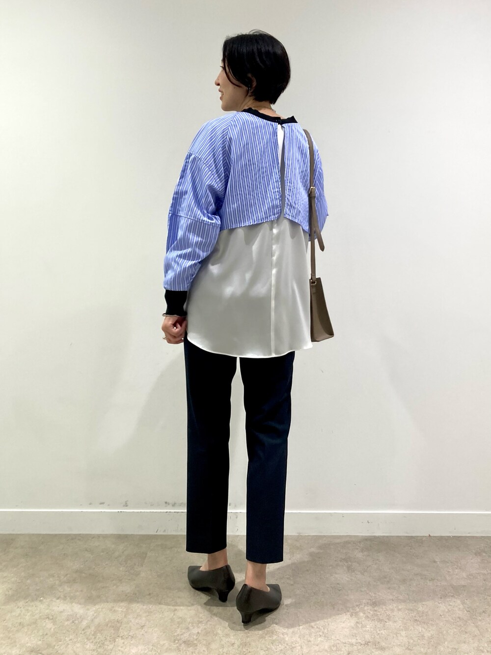 ブラック系のTシャツ/カットソー、ホワイト系のシャツ/ブラウス、ブラック系のその他パンツを着用したレディースの秋コーディネートの4枚目の写真