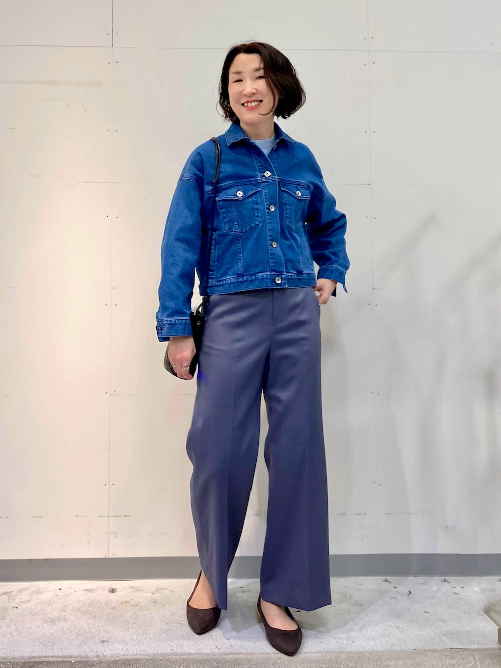 ブルー系のデニムジャケット、ブルー系のニット/セーター、ブルー系のその他パンツを着用したレディースの春コーディネートの3枚目の写真