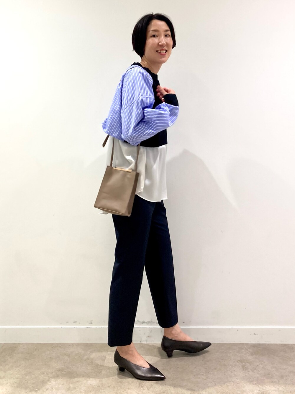 ブラック系のTシャツ/カットソー、ホワイト系のシャツ/ブラウス、ブラック系のその他パンツを着用したレディースの秋コーディネートの2枚目の写真