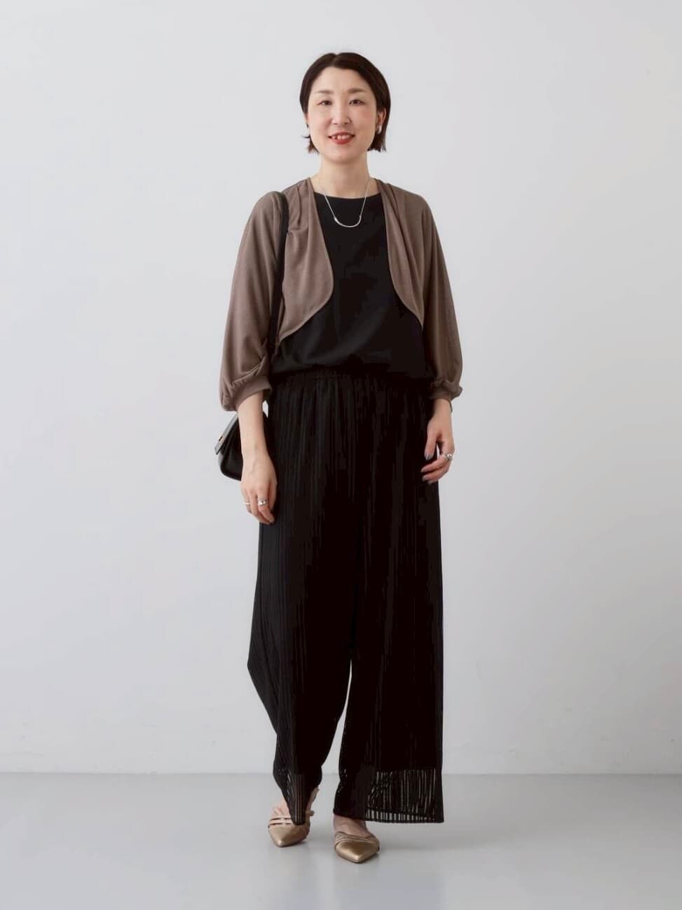 ブラウン系のカーディガン/ボレロ、ブラック系のシャツ/ブラウス、ブラック系のその他パンツを着用したレディースの秋コーディネートの8枚目の写真