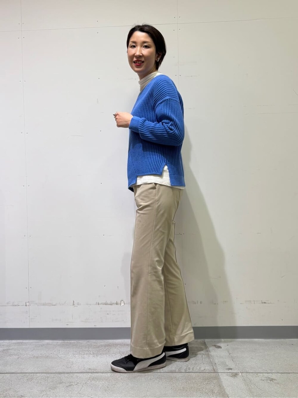 ブルー系のニット/セーターを着用したレディースの冬コーディネートの3枚目の写真