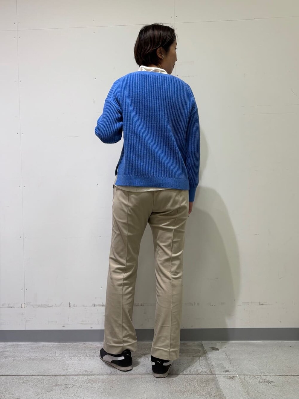 ブルー系のニット/セーターを着用したレディースの冬コーディネートの2枚目の写真