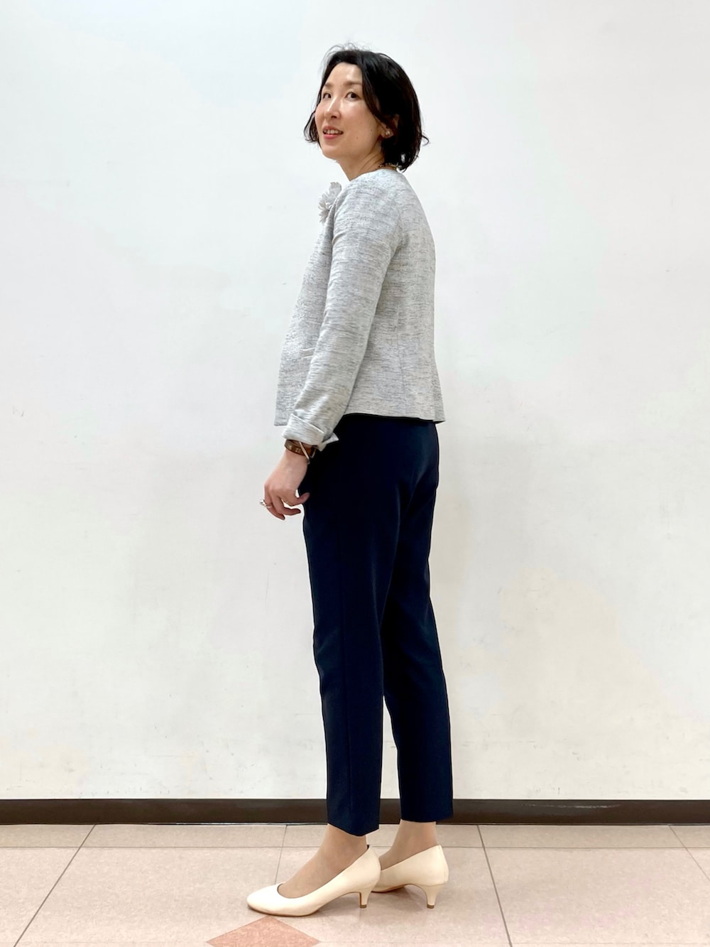 ブルー系のシャツ/ブラウス、ブルー系のその他パンツ、ブラック系のノーカラージャケットを着用したレディースの冬コーディネートの2枚目の写真