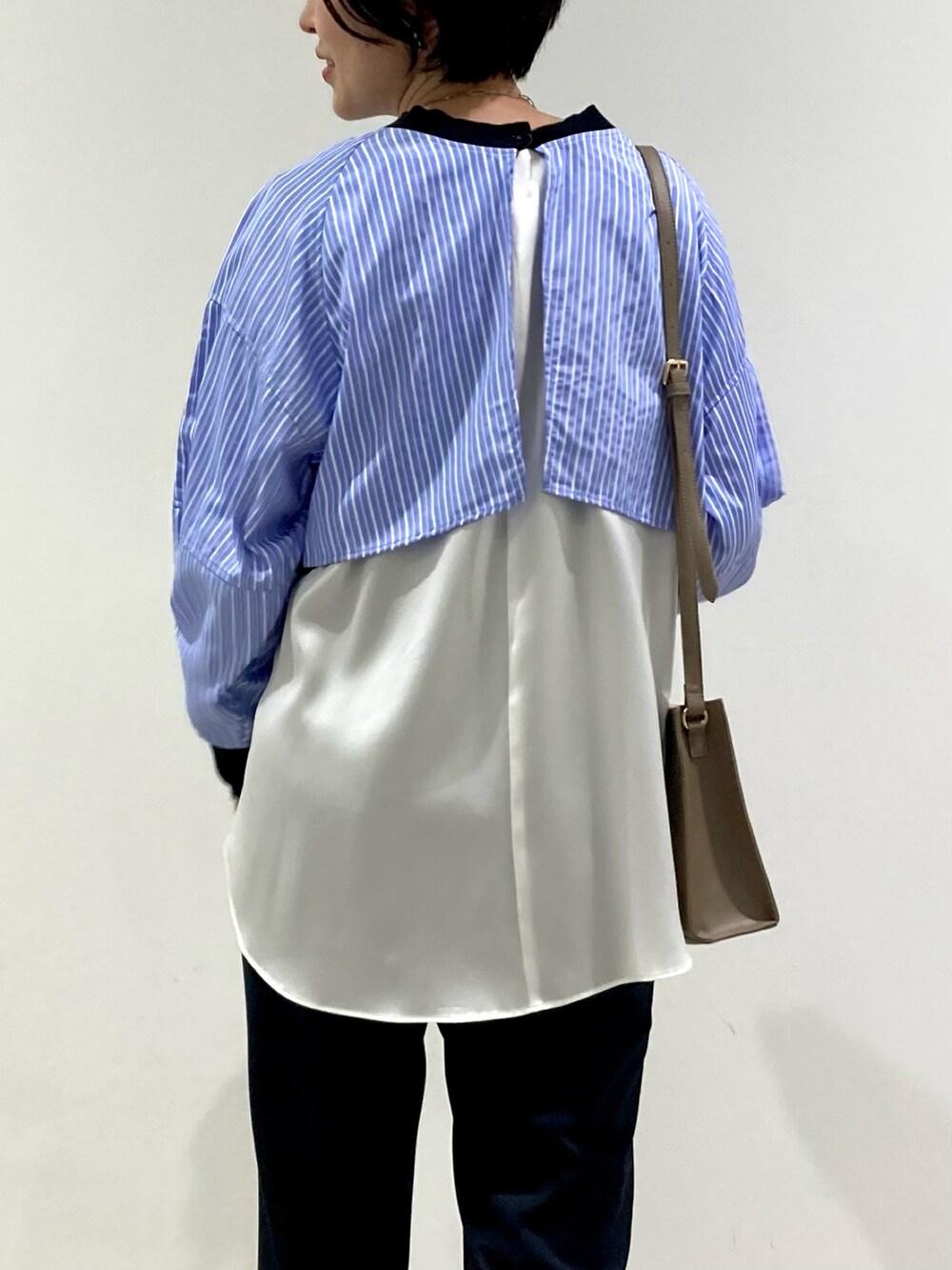 ブラック系のTシャツ/カットソー、ホワイト系のシャツ/ブラウス、ブラック系のその他パンツを着用したレディースの秋コーディネートの3枚目の写真