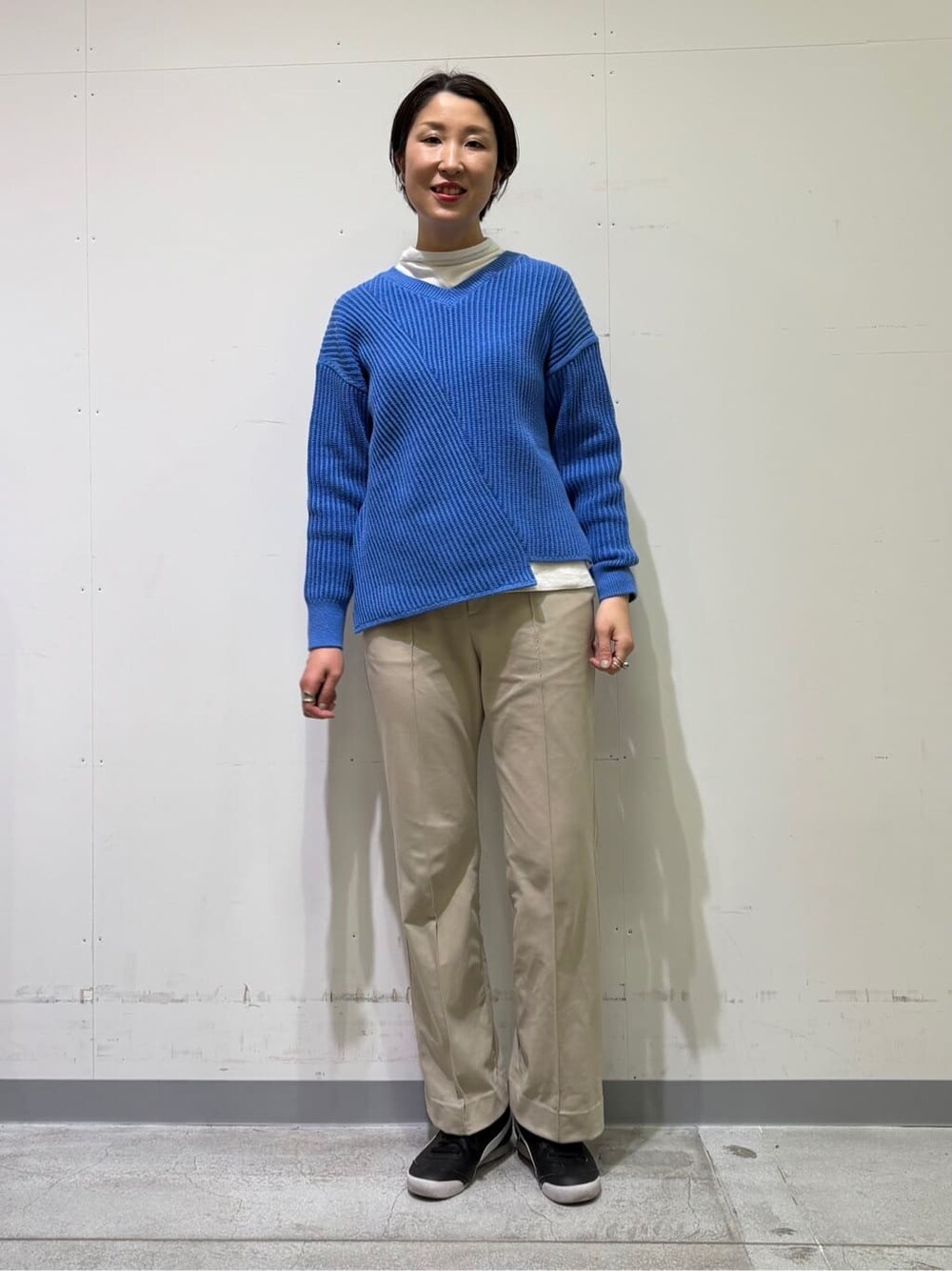 ブルー系のニット/セーターを着用したレディースの冬コーディネートの5枚目の写真
