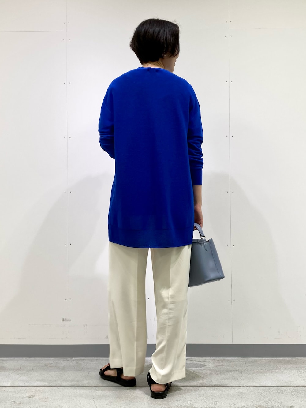 ブラック系のシャツ/ブラウス、ブルー系のカーディガン/ボレロ、ホワイト系のその他パンツを着用したレディースの秋コーディネートの3枚目の写真