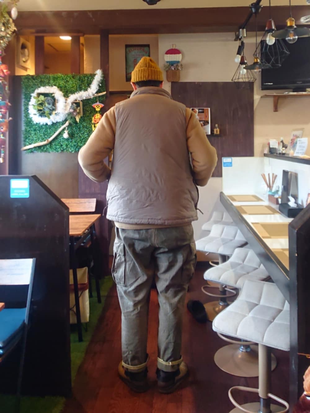 ブラウン系のサンダル、ブラウン系のカーゴパンツ、ブラウン系のノーカラージャケットを着用したメンズの冬コーディネートの3枚目の写真