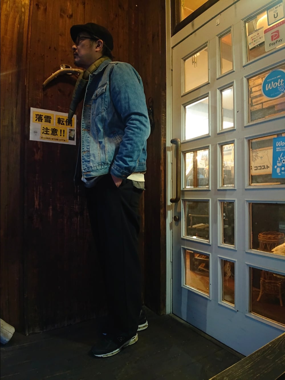 ブラック系のスニーカー、ブラック系のスウェットパンツ、ホワイト系のスウェットを着用したメンズの冬コーディネートの2枚目の写真